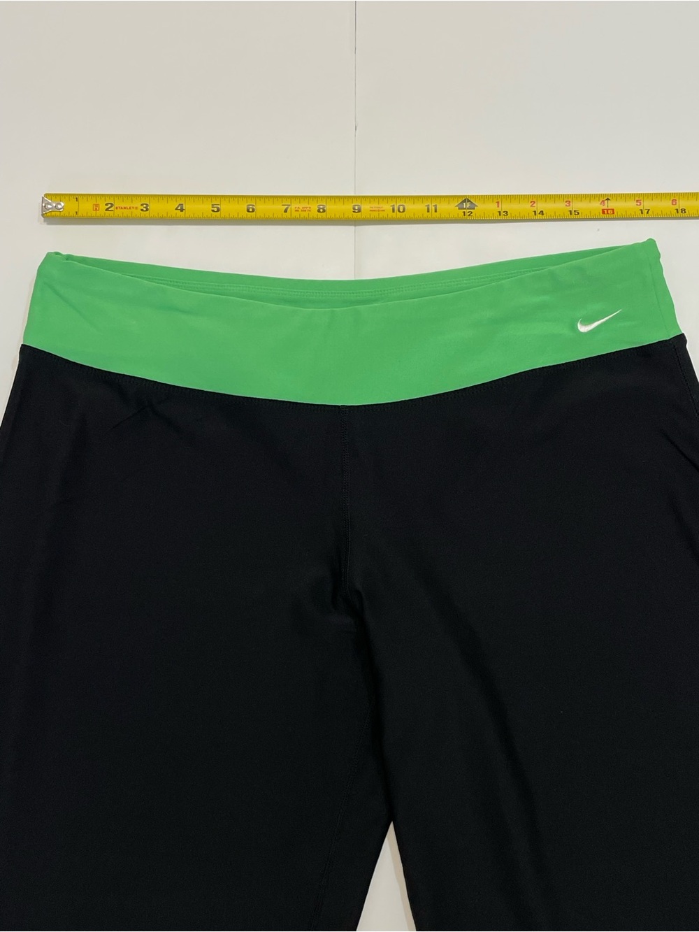 Nike Dry Fit Black Athletic Women’s Cropped Pants Green Waist Accents Size XL - Picture 5 of 10